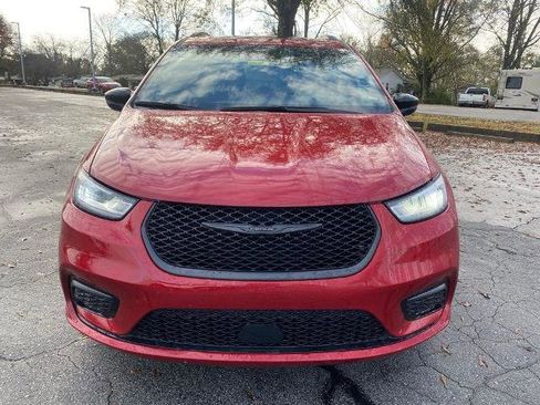 Used 2025 Chrysler Pacifica Limited image 2