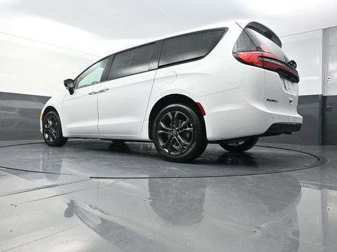 New 2026 Chrysler Pacifica Select image 23