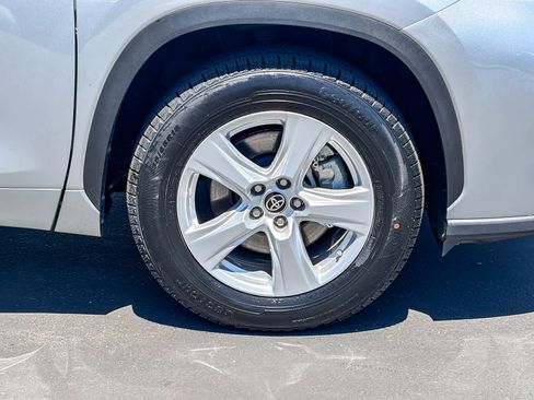 Used 2023 Toyota Highlander L FWD image 9
