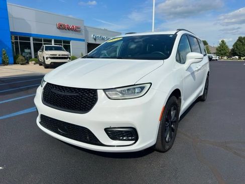 Used 2022 Chrysler Pacifica Touring-L w/ S Appearance Package AWD/4WD image 2