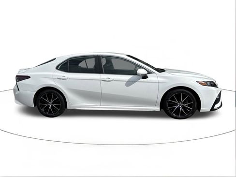 Used 2024 Toyota Camry SE FWD image 2