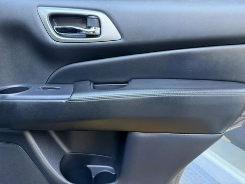 Used 2019 Nissan Pathfinder S image 14