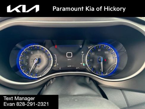 Used 2024 Chrysler Pacifica Touring-L image 8