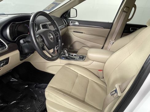 Used 2018 Jeep Grand Cherokee Laredo AWD/4WD image 9