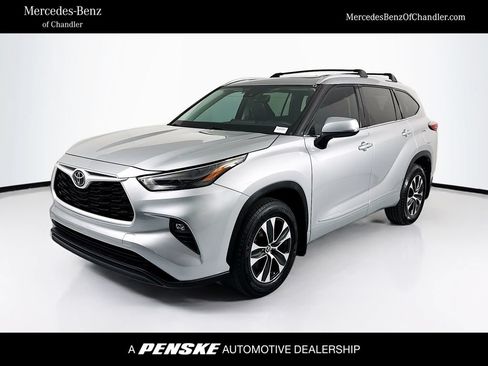 Used 2022 Toyota Highlander XLE AWD/4WD image 1