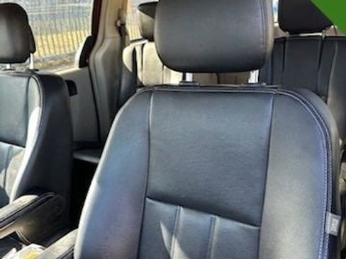 Used 2014 Chrysler Town & Country Touring image 7