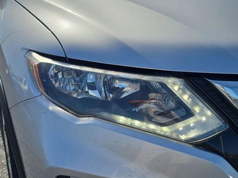 Used 2017 Nissan Rogue S image 7