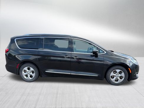 Used 2017 Chrysler Pacifica Touring-L Plus FWD image 4