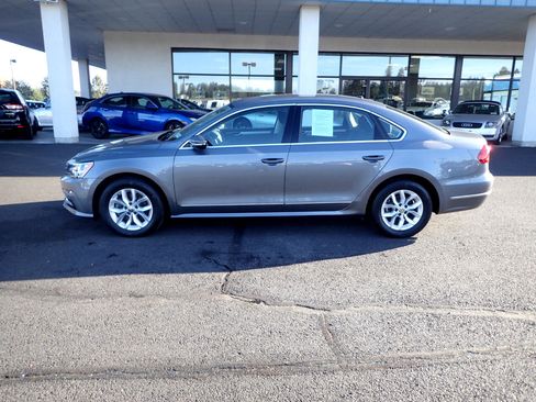 Used 2017 Volkswagen Passat 1.8T S image 2