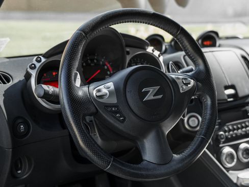 Used 2016 Nissan 370Z Coupe RWD image 9