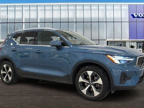 Certified 2025 Volvo XC40 B5 Plus image 1
