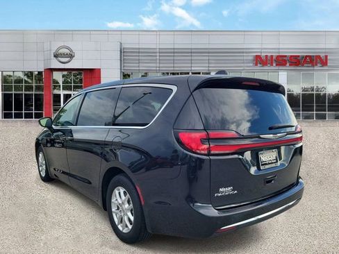 Used 2023 Chrysler Pacifica Touring-L FWD image 7