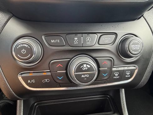 Used 2020 Jeep Cherokee Limited AWD/4WD image 34