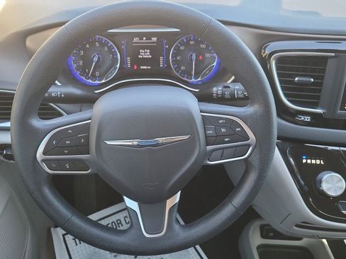 Used 2020 Chrysler Voyager L FWD image 25