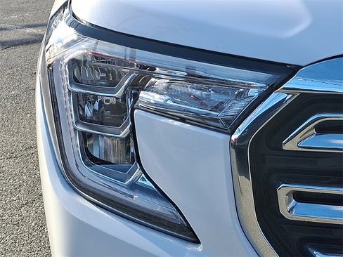 Used 2024 GMC Terrain SLT image 11