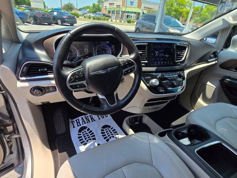 Used 2018 Chrysler Pacifica Touring-L Plus FWD image 7