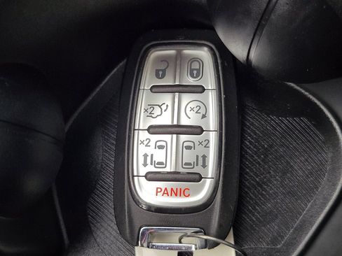 Used 2025 Chrysler Pacifica Limited FWD image 24