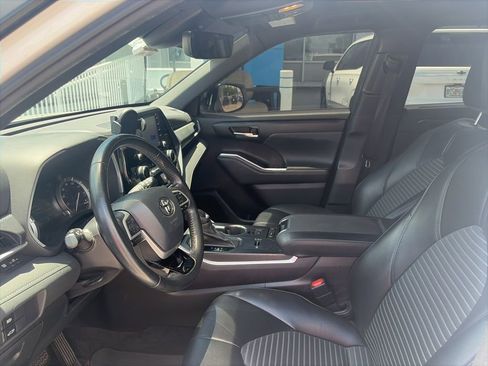 Used 2022 Toyota Highlander XSE FWD image 13