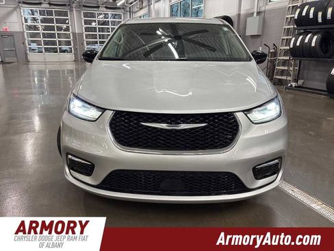 Used 2024 Chrysler Pacifica Touring-L image 2