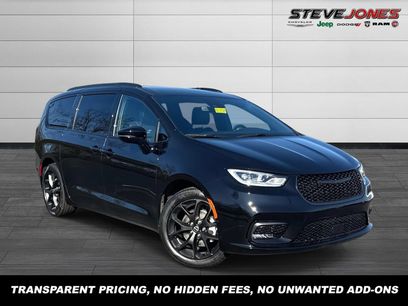 New 2026 Chrysler Pacifica Select w/ S Appearance Package