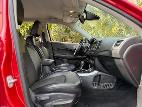 Used 2018 Jeep Compass Latitude FWD image 30