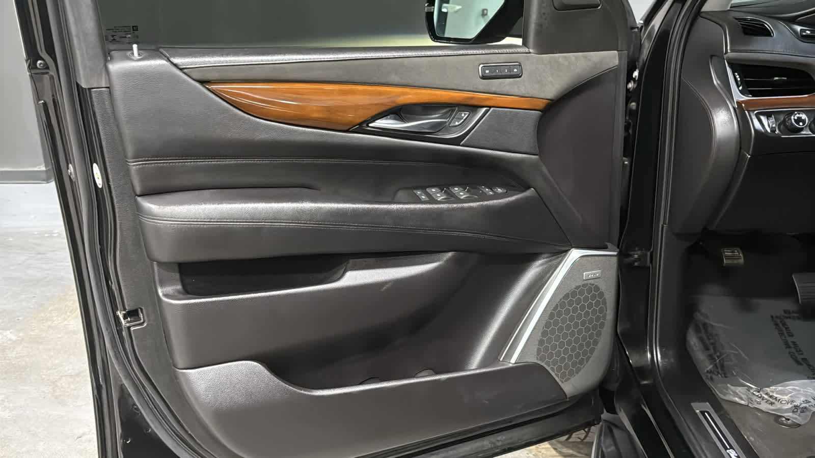 Used 2019 Cadillac Escalade Luxury AWD/4WD image 9