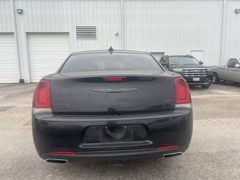 Used 2022 Chrysler 300 Touring w/ Sport Appearance Package image 4
