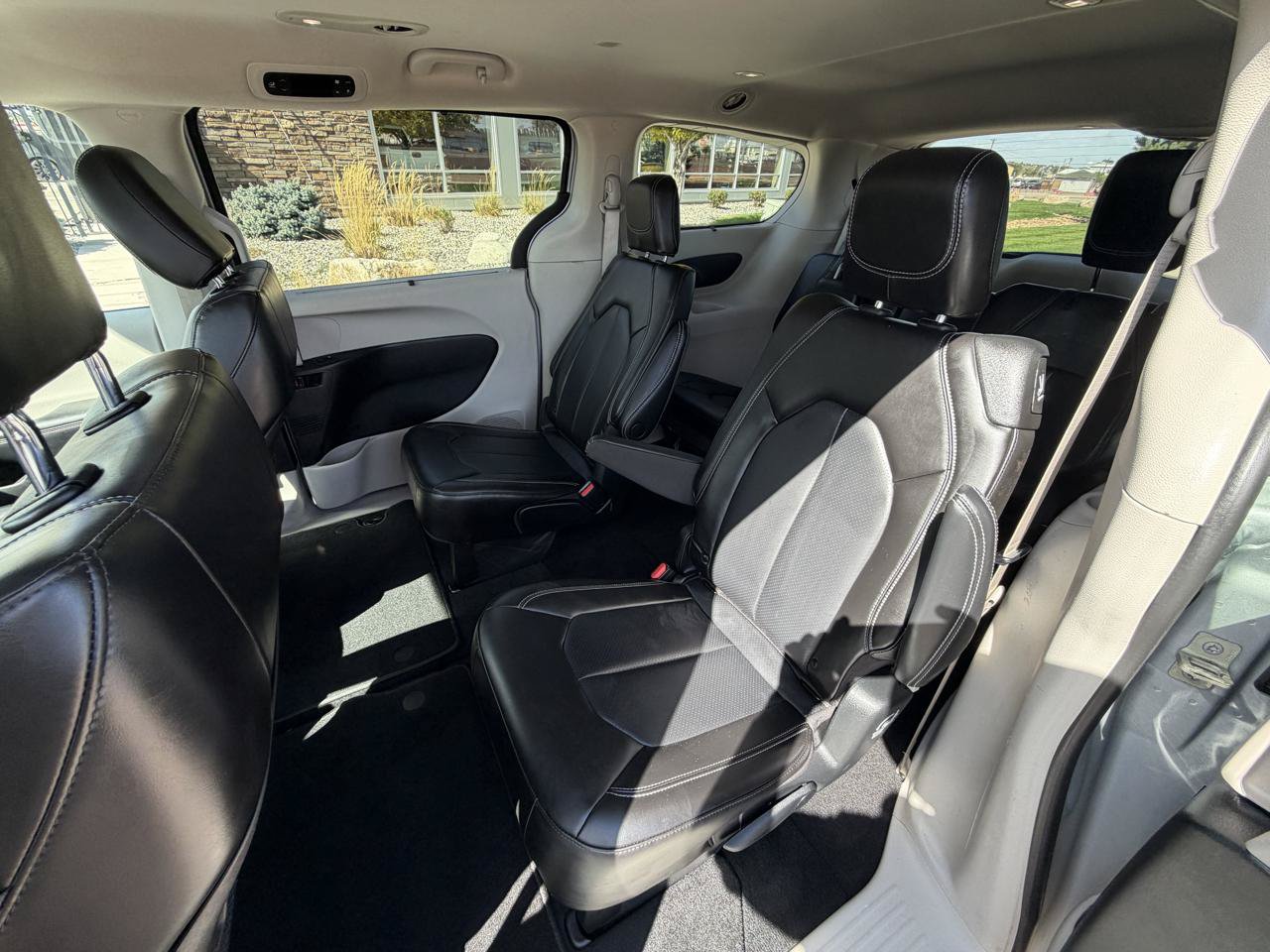 Used 2023 Chrysler Pacifica Touring-L FWD image 10