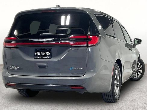 Used 2022 Chrysler Pacifica Touring-L FWD image 2