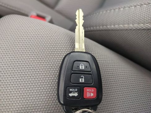 Used 2015 Toyota Corolla LE image 31