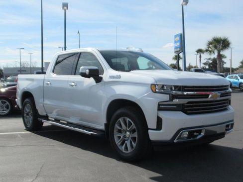 Used 2019 Chevrolet Silverado 1500 High Country w/ Technology Package image 3