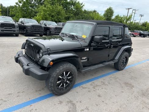 Used 2012 Jeep Wrangler Unlimited Sahara w/ Dual Top Group AWD/4WD image 10