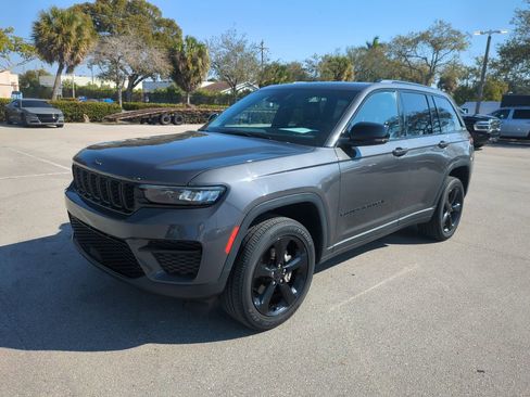 Used 2022 Jeep Grand Cherokee Altitude image 10