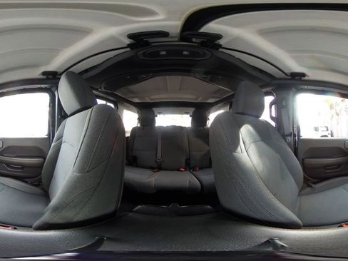 Used 2025 Jeep Wrangler Sahara image 41