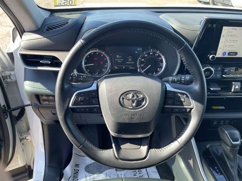 Used 2023 Toyota Highlander XLE AWD/4WD image 15