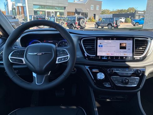 New 2026 Chrysler Pacifica Limited w/ Uconnect Theater Family Group image 14