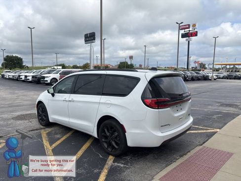 Used 2023 Chrysler Pacifica Limited w/ Uconnect Theater Family Group AWD/4WD image 3