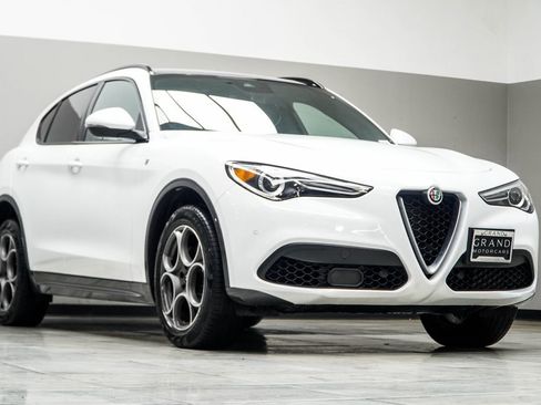 Used 2023 Alfa Romeo Stelvio Ti AWD/4WD image 4