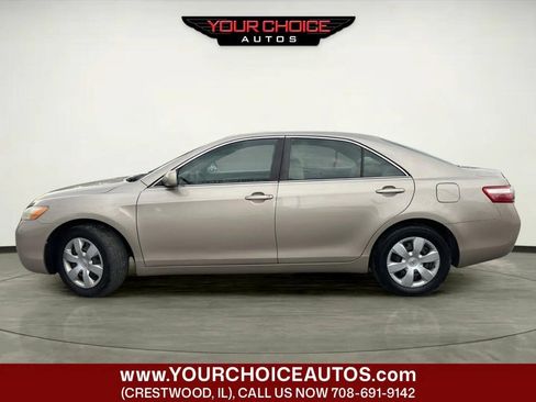 Used 2009 Toyota Camry LE FWD image 2