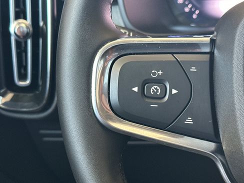 Certified 2025 Volvo XC40 B5 Plus AWD/4WD image 28