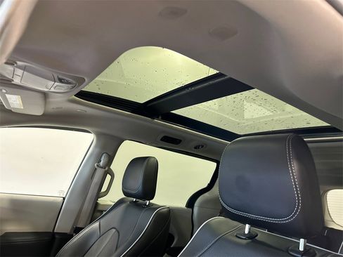 Used 2022 Chrysler Pacifica Limited image 27