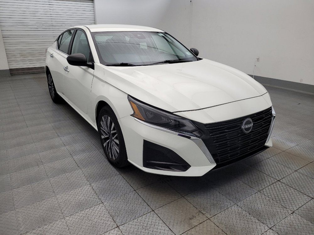 Used 2025 Nissan Altima 2.5 SV FWD image 13