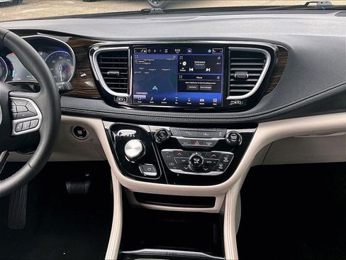 Used 2023 Chrysler Pacifica Limited FWD image 19