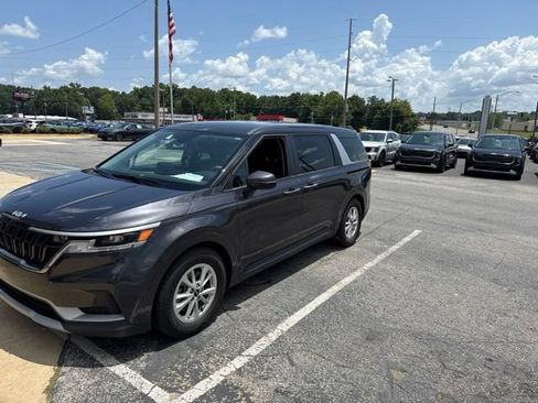 Used 2023 Kia Carnival LX FWD image 3