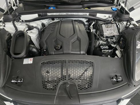 Certified 2024 Porsche Macan AWD/4WD image 11