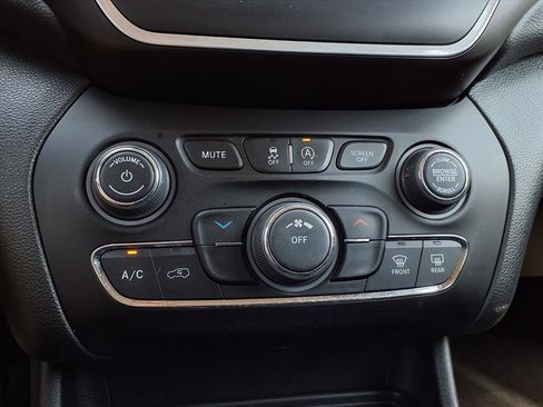 Used 2020 Jeep Cherokee Latitude Plus image 10