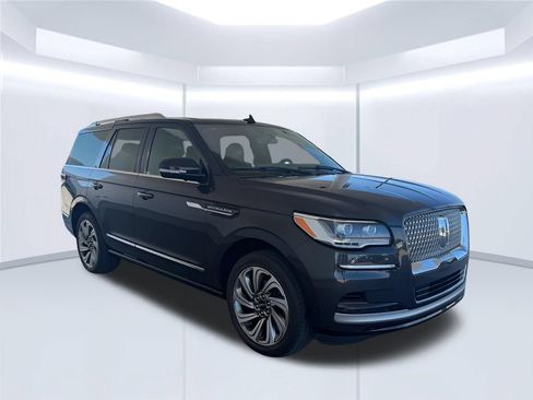 Used 2023 Lincoln Navigator Reserve AWD/4WD image 3