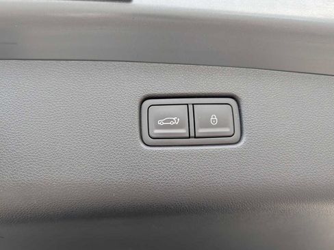 Used 2022 Genesis GV70 2.5T w/ Advanced Package image 33