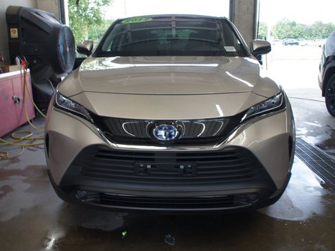 Used 2022 Toyota Venza LE AWD/4WD image 2