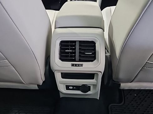 Used 2024 Volkswagen Tiguan SE w/ Panoramic Sunroof Package image 18